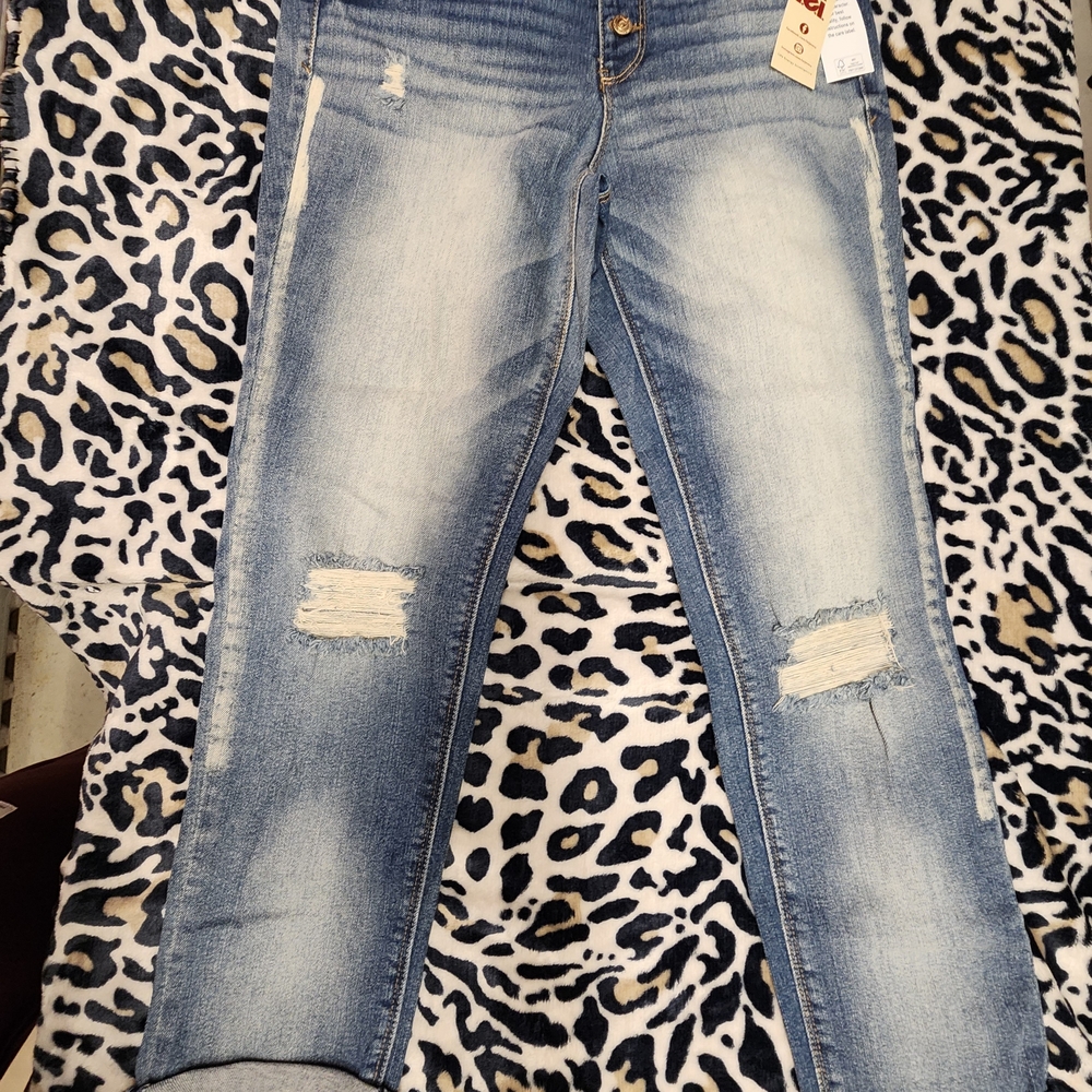 LEI Giselle Relaxe Light Blue Distressed Skinny Jeans. NWT.